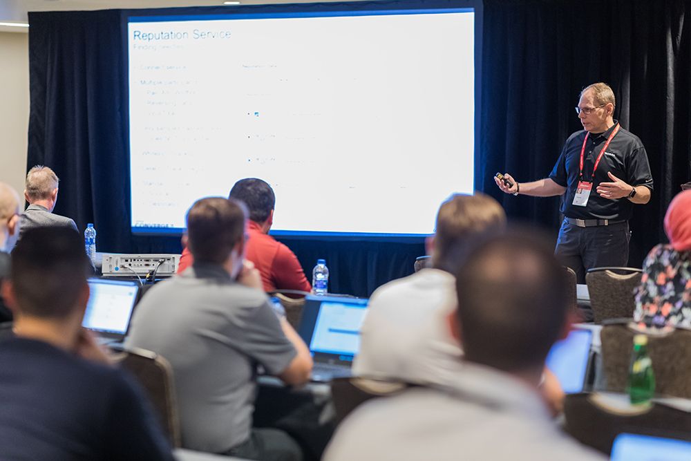 Ponente impartiendo una sesión práctica técnica al público en CONVERGE 2019
