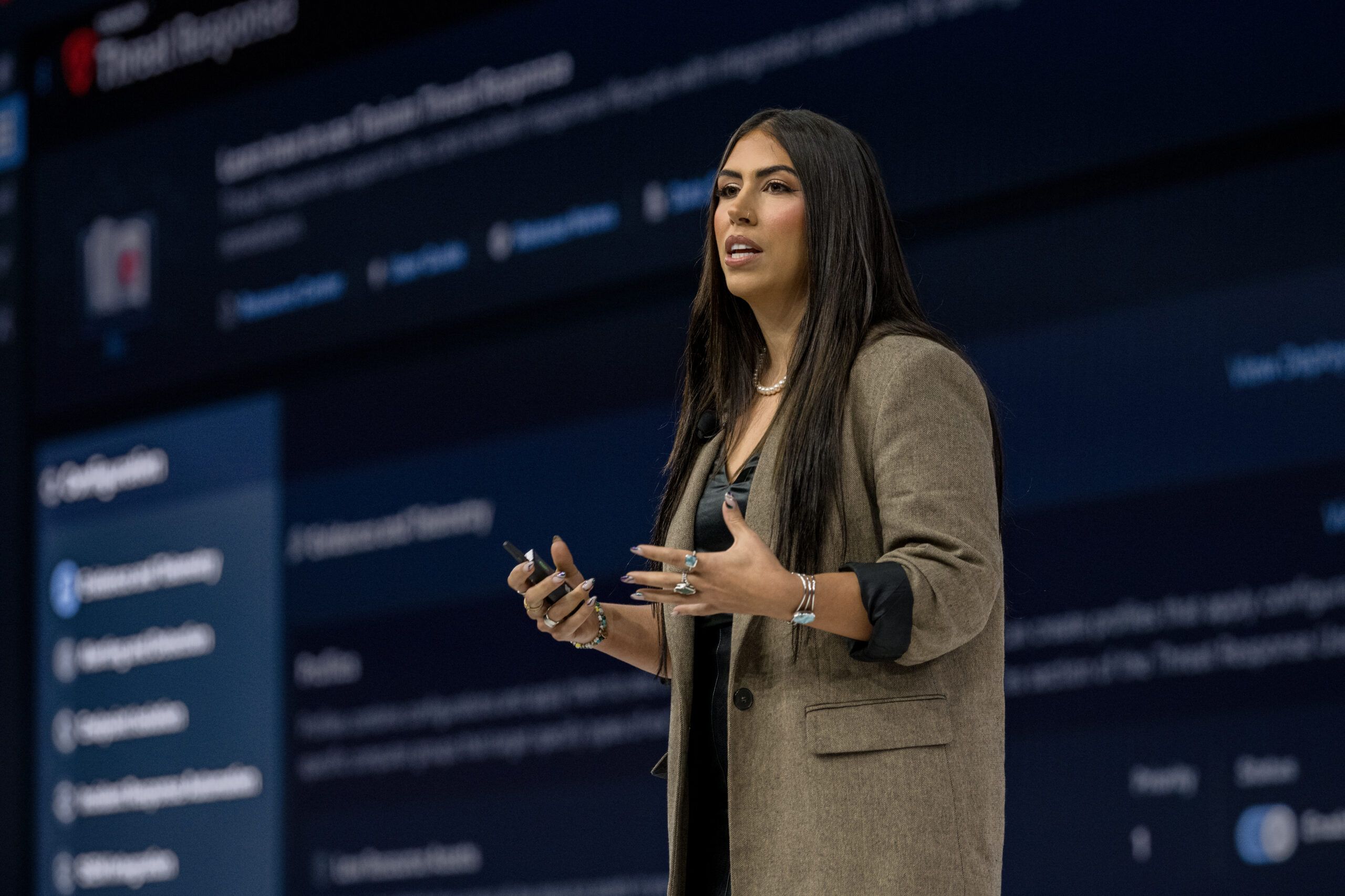 Imagen de Stephanie Aceves, directora sénior de Gestión de Productos de Tanium