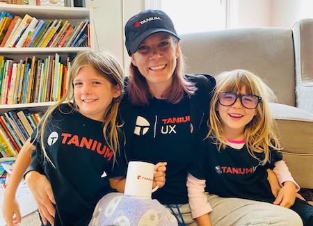 Erika (en el centro) en casa con sus dos hijos.