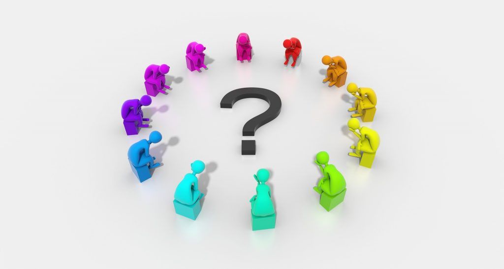 Ilustración 3D de figuras humanas de colores dispuestas alrededor de un gran signo de interrogación