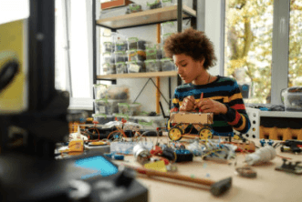 Niño jugando con bloques de construcción en una mesa, con unas estanterías al fondo