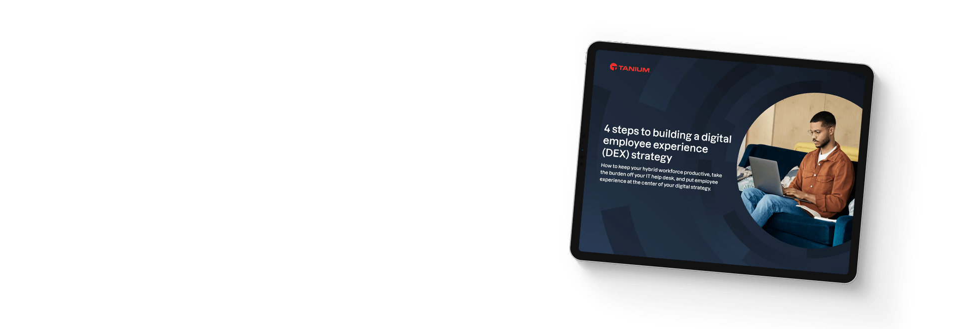 Tableta que muestra el libro electrónico Cuatro pasos para construir una estrategia de experiencia digital del empleado (DEX) con un hombre