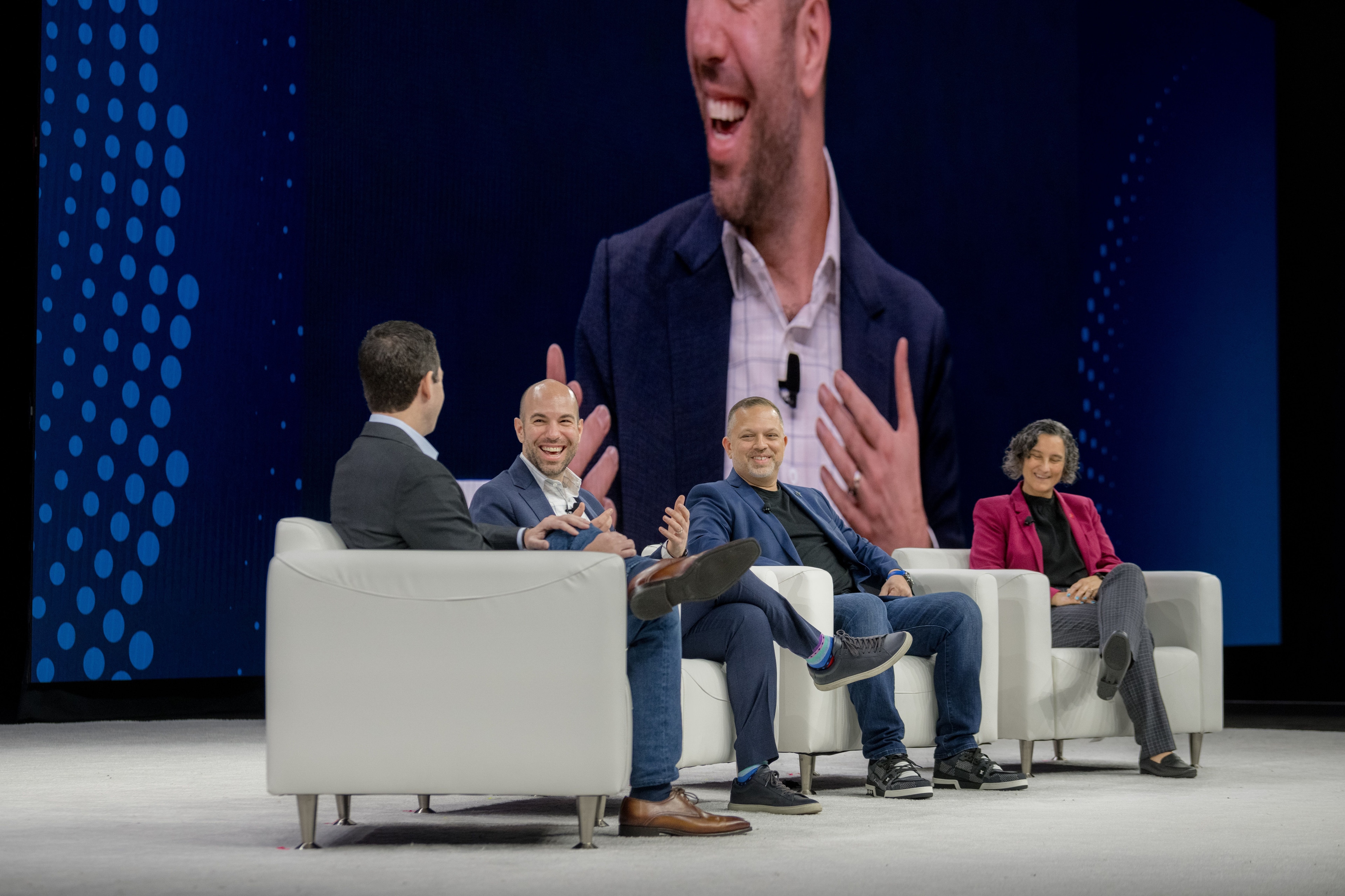 Imagen de Charles Ross, director de atención al cliente de Tanium; Greg McCarthy, responsable de seguridad de la información de la ciudad de Boston; Adam Levinson, vicepresidente de servicios gestionados en la nube para la red empresarial «Intelligent Spend» de SAP; y Vicky Laurens, vicepresidenta de ingeniería de seguridad e implementación de Scotiabank