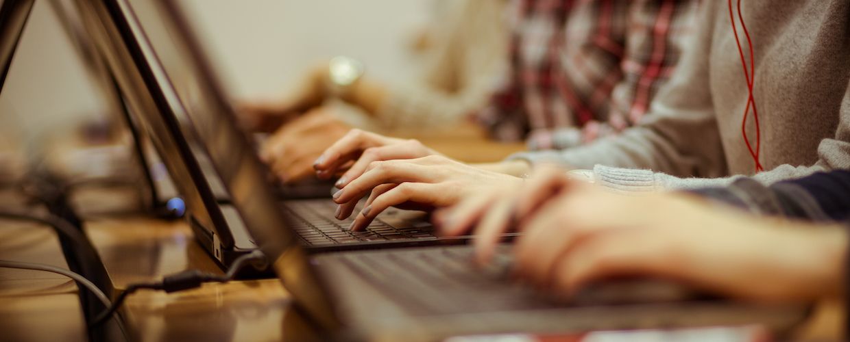 Equilibrio entre la accesibilidad tecnológica y la ciberseguridad para los distritos escolares K-12