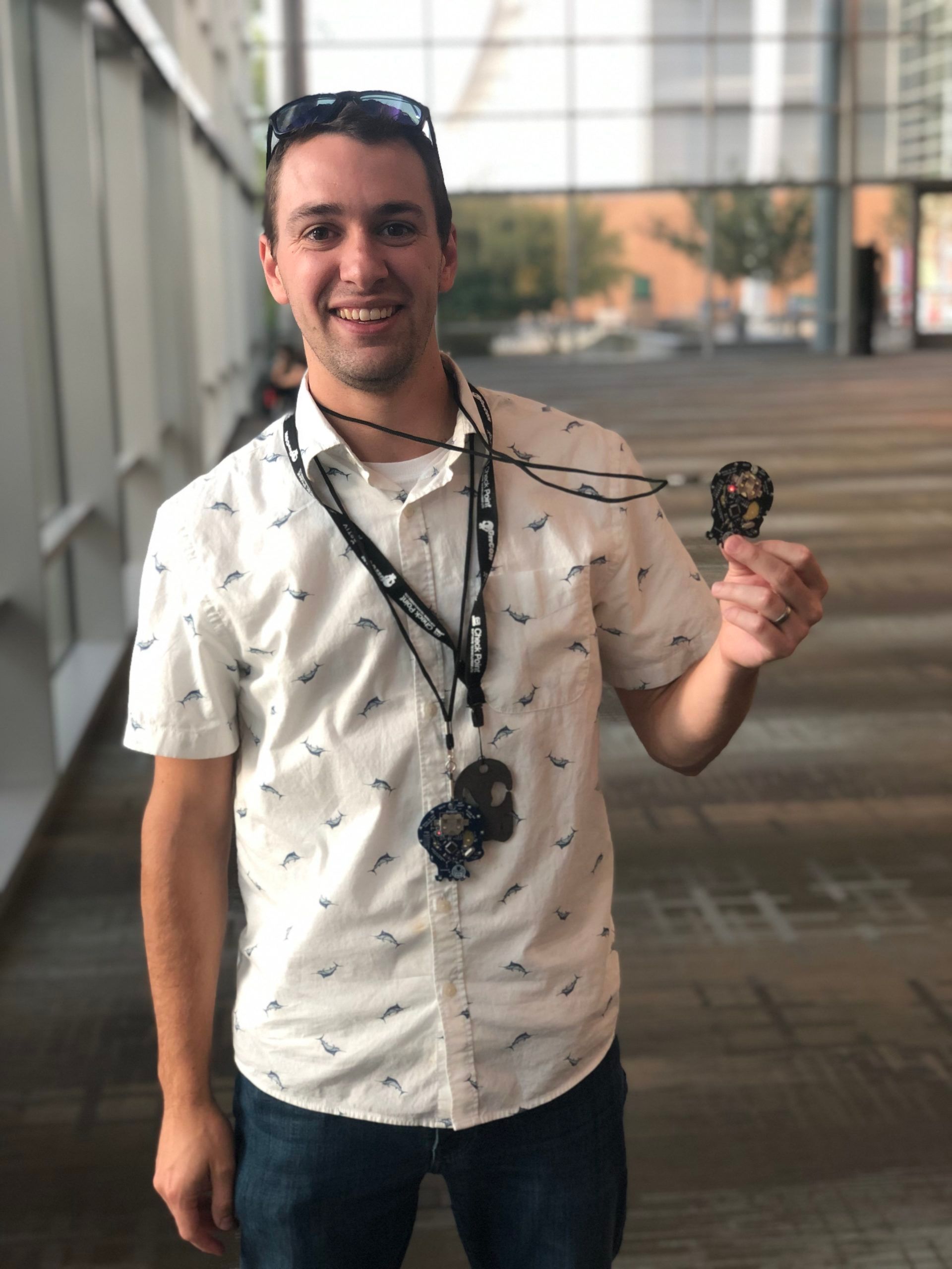 Connor Ivens sostiene su «Black Badge» tras ganar el GrrCON, lo que le otorga un pase gratuito para la conferencia de por vida.