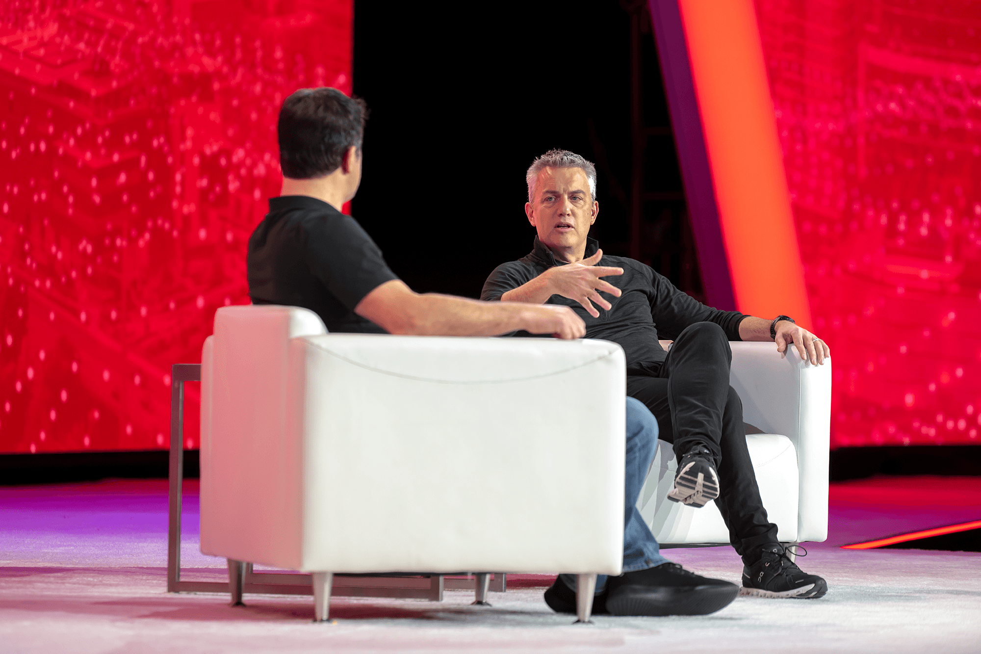 Orion Hindawi, cofundador de Tanium, en el escenario junto al vicepresidente de Microsoft, Rob Lefferts, en Converge 2022