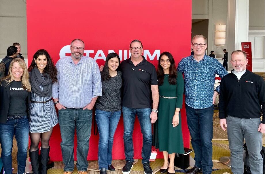 Paige Galles, miembro del equipo de Tanium, junto a sus compañeros de trabajo en el evento de presentación de Tanium celebrado en Nashville, 2019