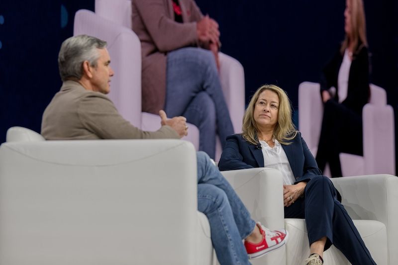 Imagen de Dan Streetman, director general de Tanium, y de Pam Gott, vicepresidenta sénior de Servicios Globales de Ciberseguridad de Fiserv