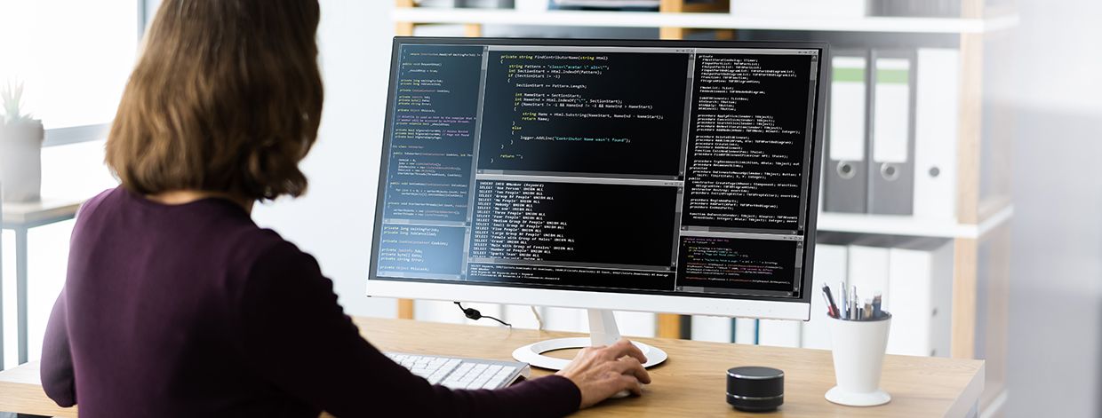 Software, programadora, o bien, desarrolladora, mujer, utilizando, una oficina, un ordenador