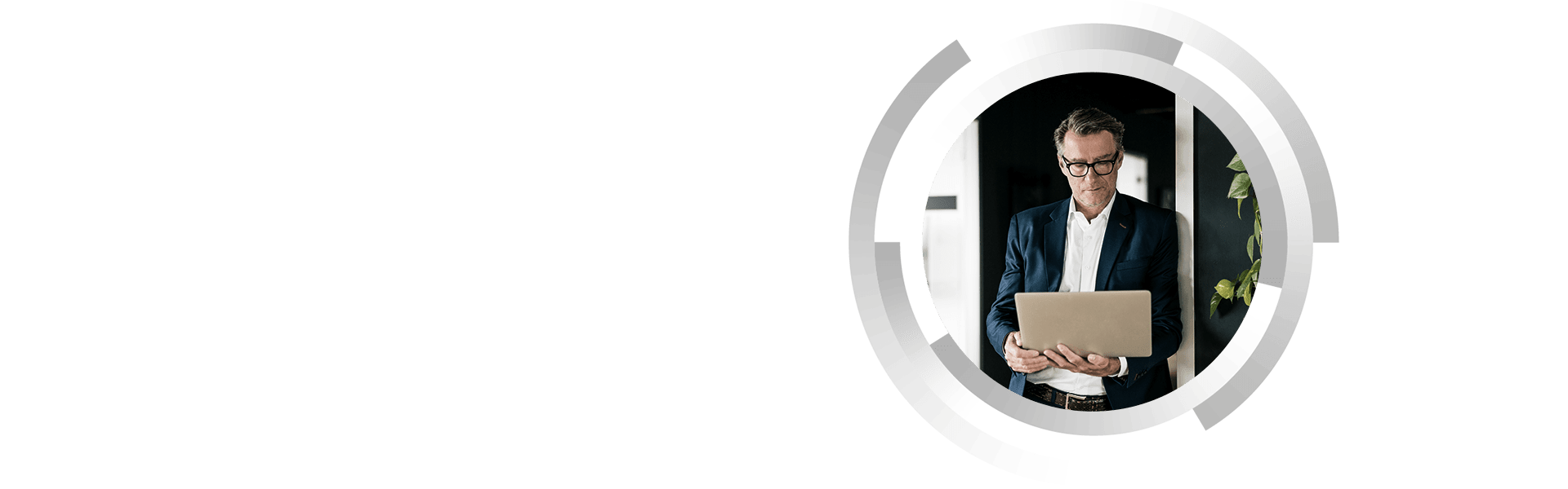 Hombre profesional con blazer azul y laptop en retrato circular con diseño geométrico