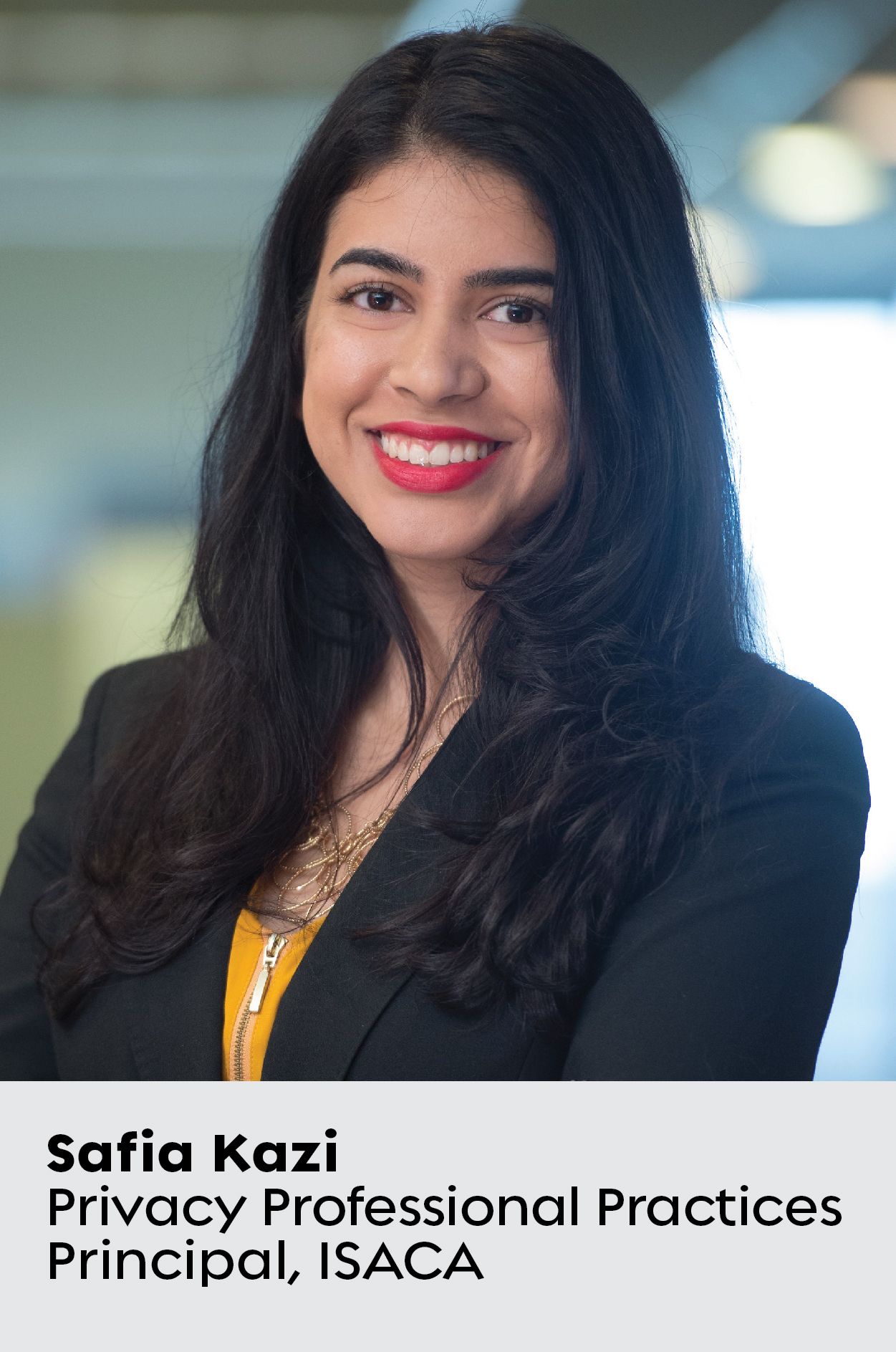 Fotografía de primer plano de Safia Kazi, directora de Prácticas Profesionales en materia de Privacidad de ISACA