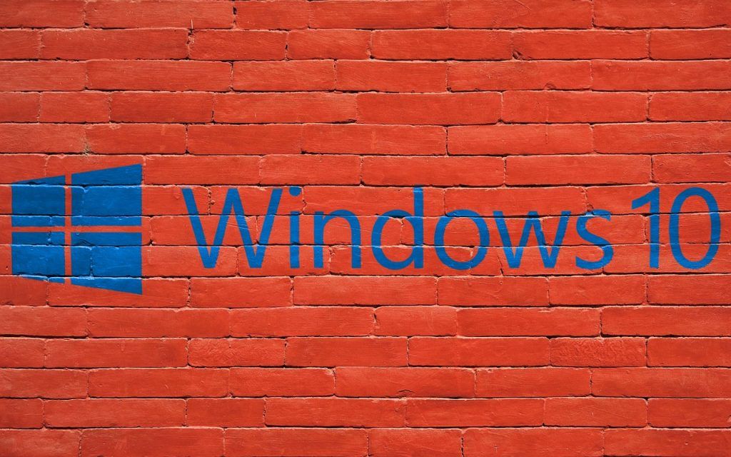 Logotipo de «Windows 10 » pintado sobre una pared de ladrillo rojo