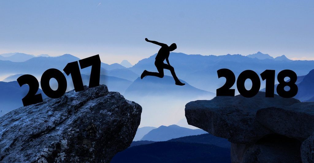 Silueta de una persona saltando entre las rocas etiquetadas como 2017 y 2018