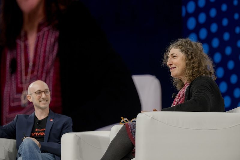 Imagen de Jake McClean, director de sistemas de información de Tanium, y Mayim Bialik