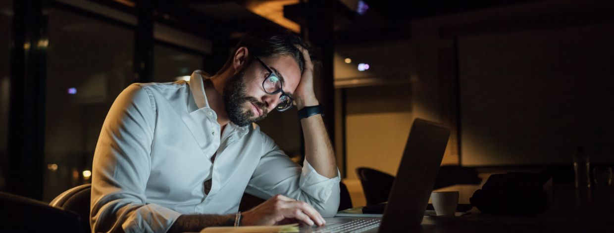Un hombre mirando la pantalla del ordenador