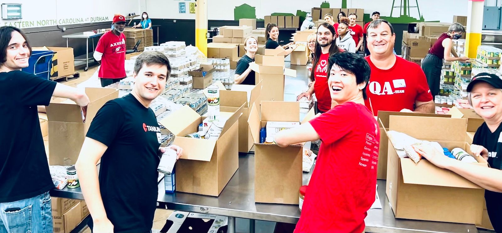 Imagen destacada del blog. El equipo de Tanium en el banco de alimentos