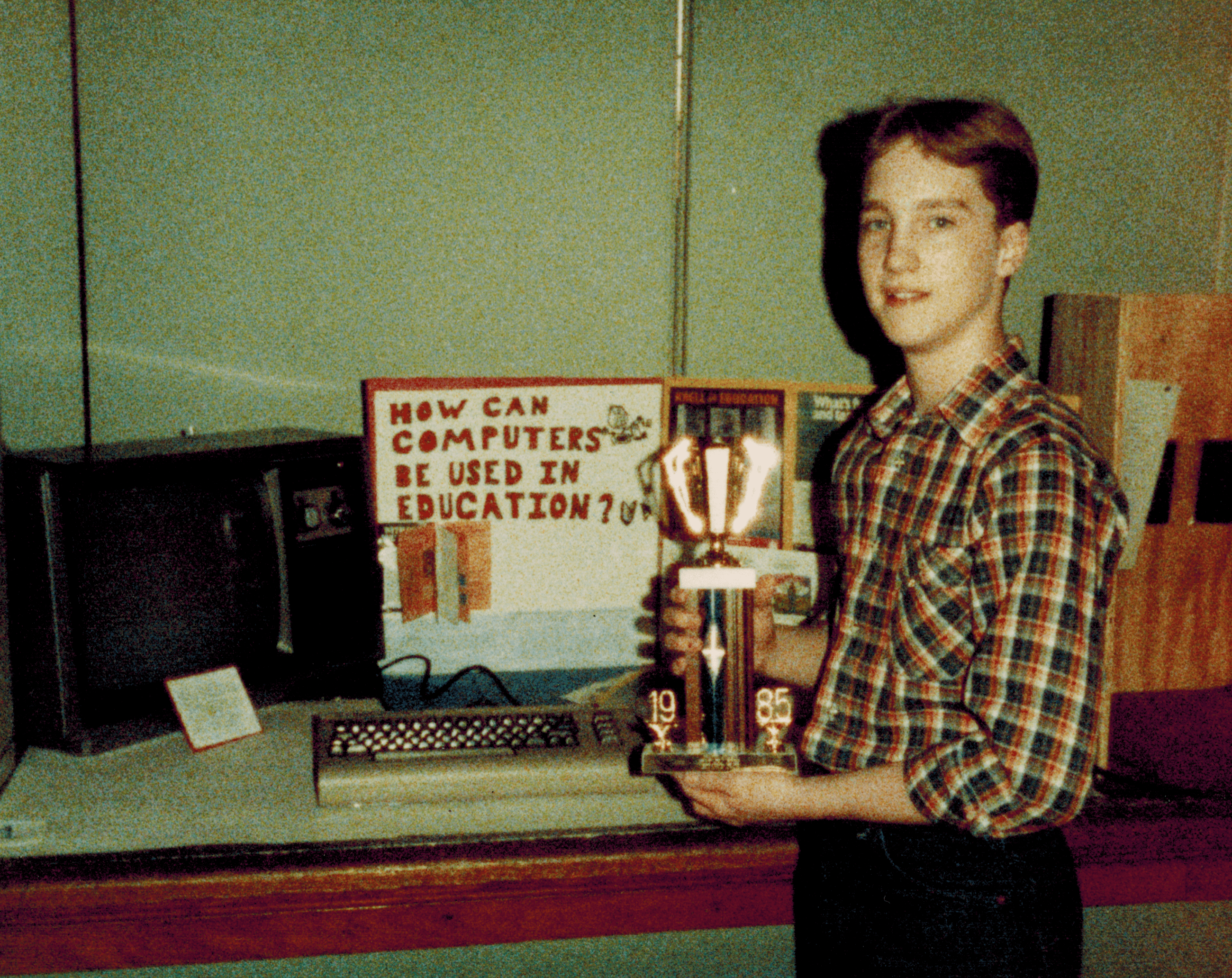 Ashley McGlone sosteniendo el trofeo en la feria de ciencias del curso 1985