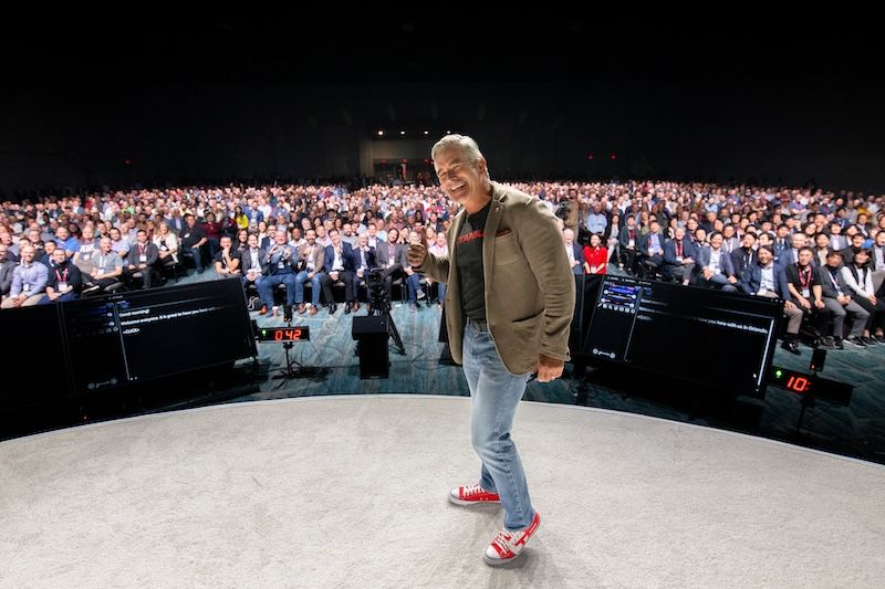 Imagen del director general de Tanium, Dan Streetman, haciéndose un selfi con los asistentes a Converge