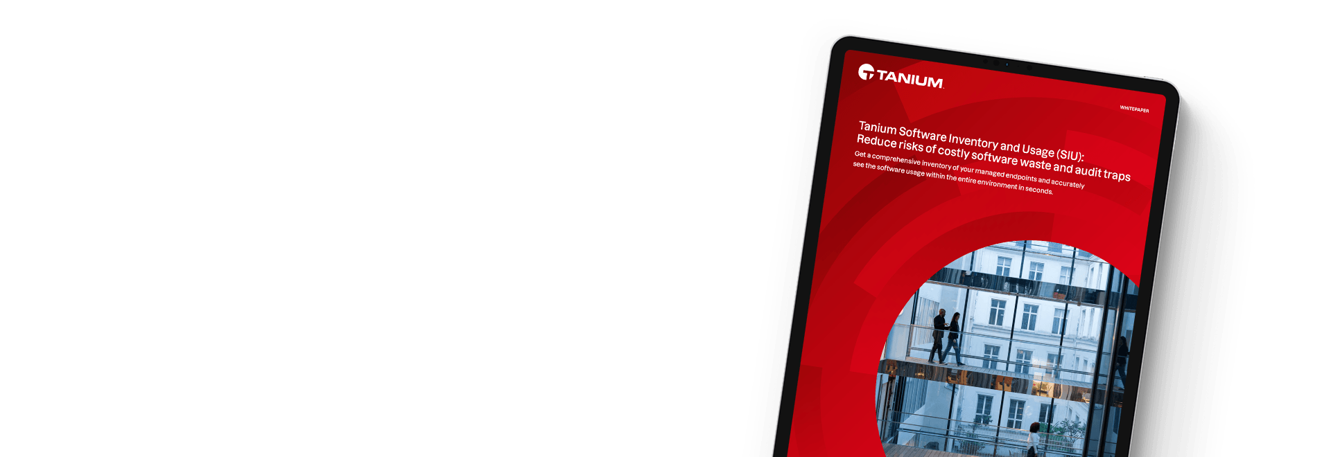 Tableta que muestra el documento técnico 'Inventario y uso de software de Tanium: Reduzca los riesgos de costosos desperdicios de software y trampas de auditoría'