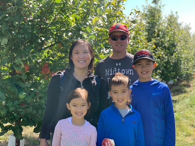 Fotografía de Cathy Nguyen, ingeniera de Tanium, y su familia