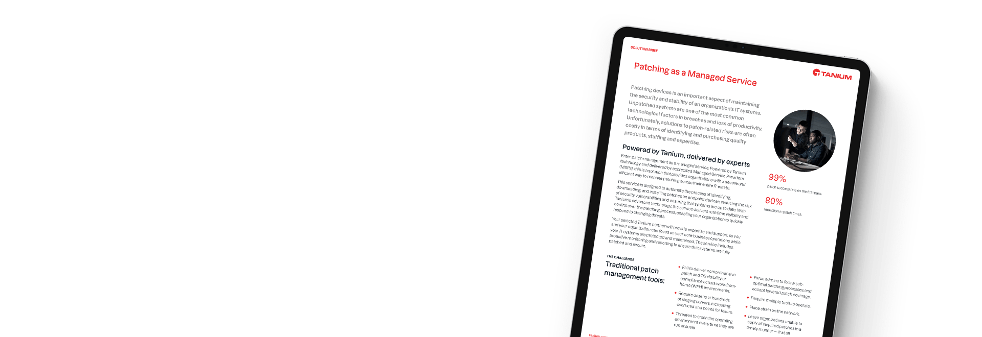 Tableta que muestra el resumen de la solución "Parches como servicio gestionado" con foto del equipo