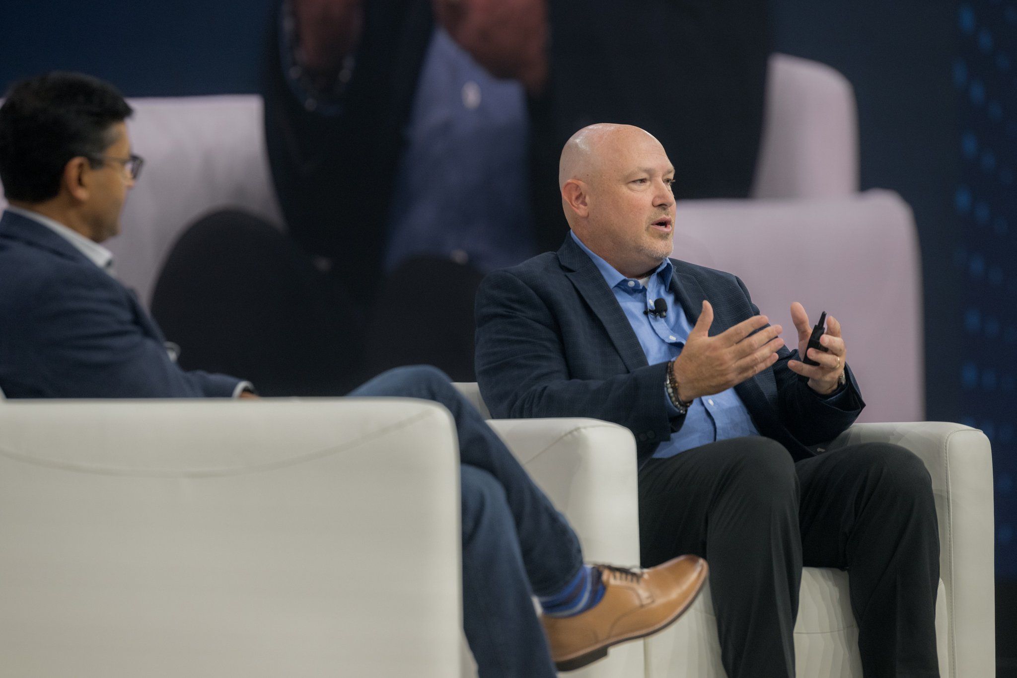 Imagen de Vivek Bhandari, vicepresidente de marketing de producto de Tanium, y de Tom Cipolla, analista y director sénior del equipo de infraestructura y operaciones del lugar de trabajo digital de Gartner