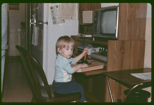 Josh con su primer ordenador Commodore a los 2 años