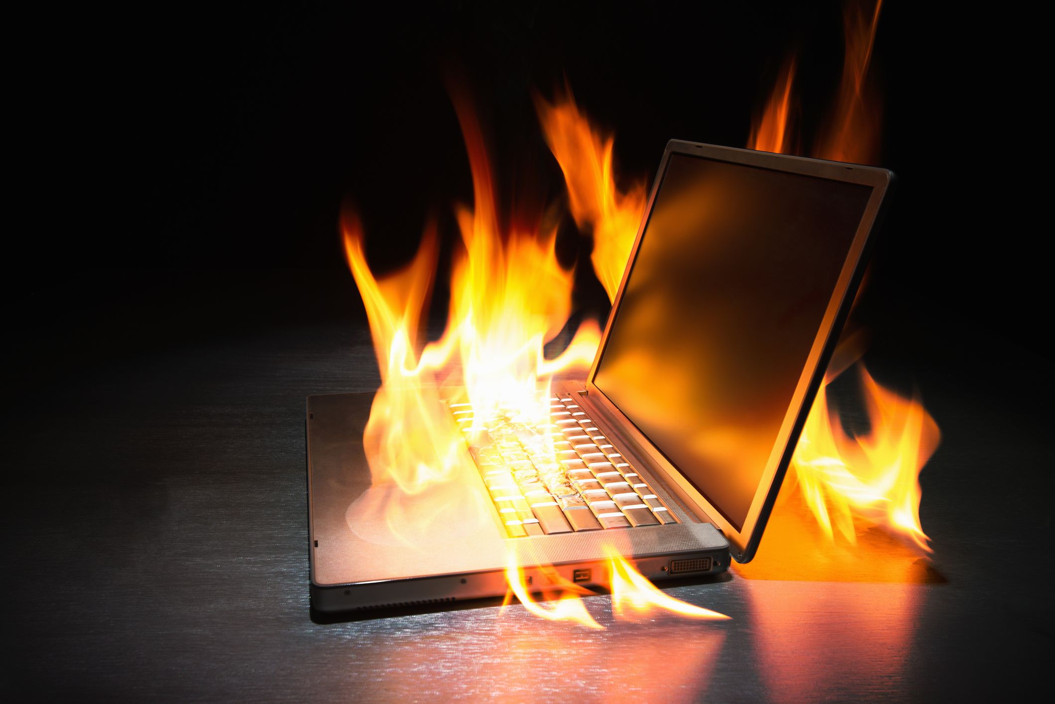 Una foto de una laptop consumida por las llamas.