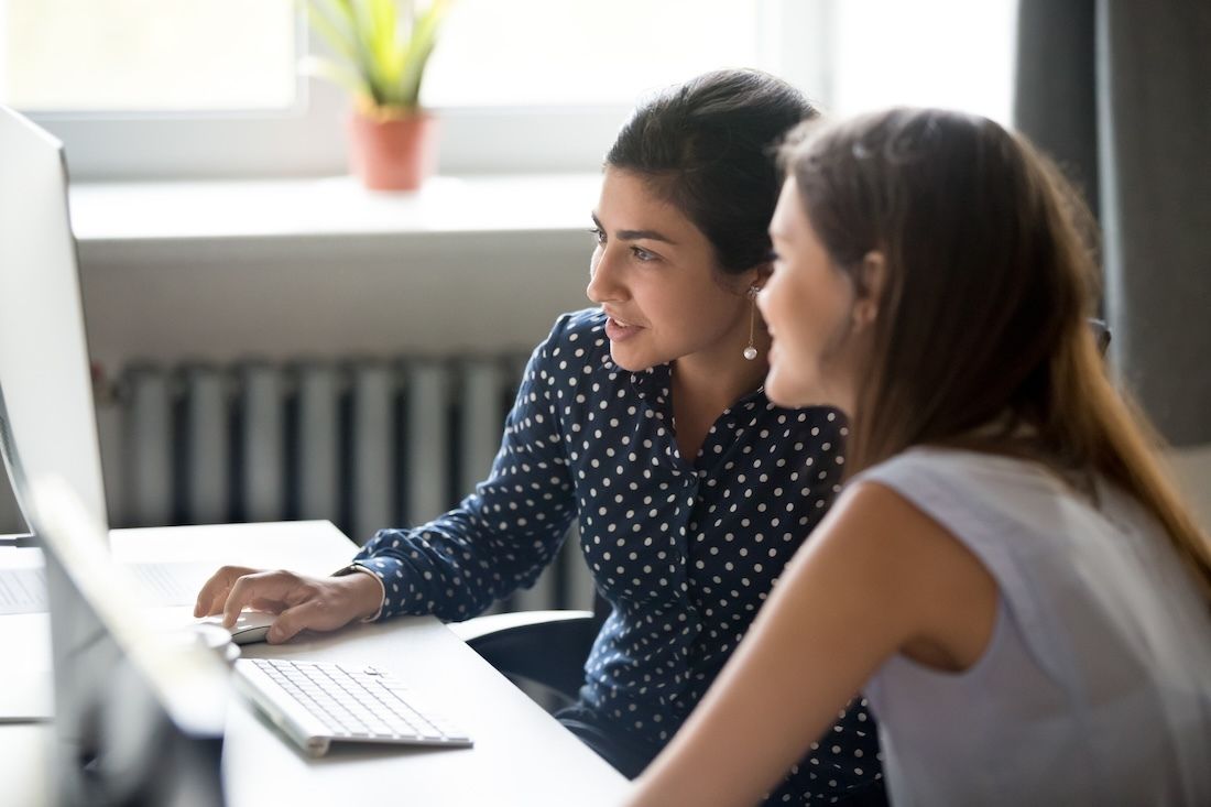 2 Women looking at a computer screen