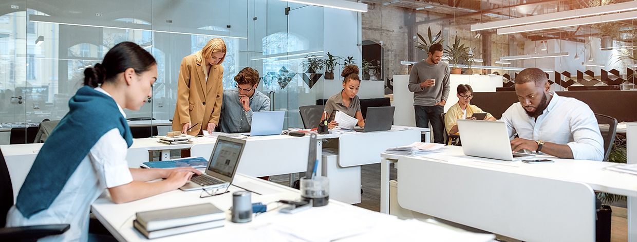 Día ocupado. Grupo de personas de negocios multirraciales trabajando juntas en un espacio de trabajo creativo compartido. Concepto de trabajo en equipo. Vida en la oficina. Banner web