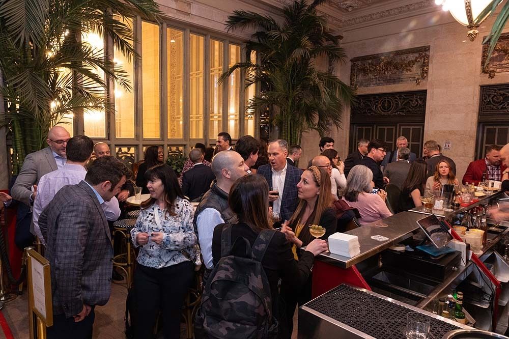 Foto de personas conversando en el bar de un hotel